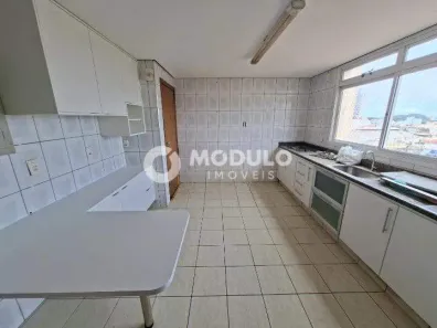 Apartamento com 3 Quartos para alugar, 130m² no Nossa Senhora Aparecida, Uberlândia