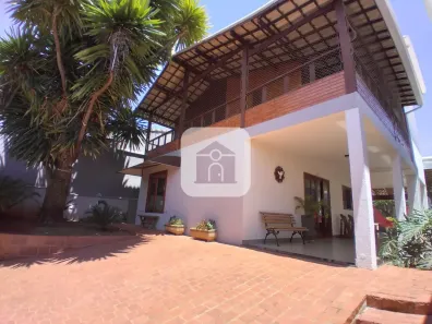 Sobrado com 4 Quartos à venda, 432m² no Cidade Jardim, Uberlândia
