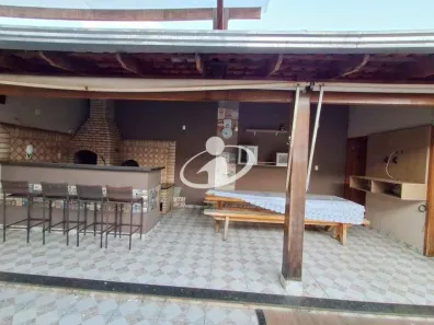 Casa com 3 Quartos para alugar, 165m² no Jardim Europa, Uberlândia