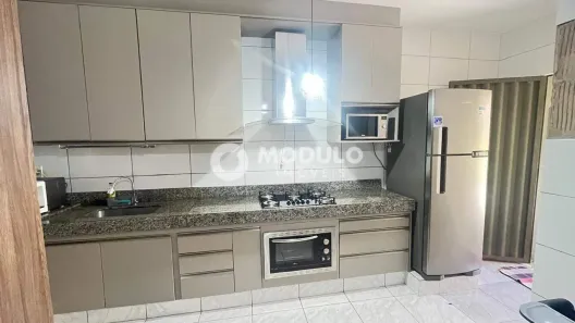 Casa com 3 Quartos para alugar, 118m² no Laranjeiras, Uberlândia
