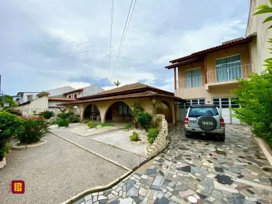 Casa com 3 Quartos à venda, 321m² no Praia Comprida, São José