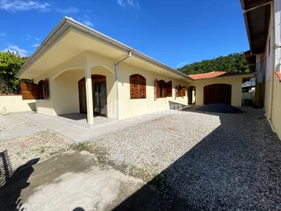 Casa com 3 Quartos para alugar, 160m² no Santa Luzia, Brusque