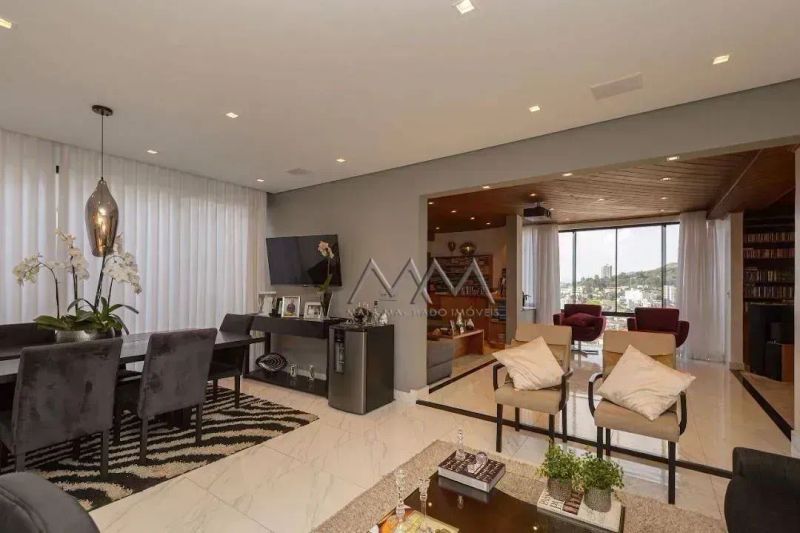 Casa com 5 quartos — Santa Lúcia, Belo Horizonte