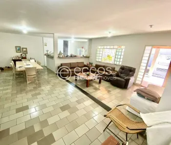 Casa com 6 Quartos à venda, 330m² no Santa Mônica, Uberlândia