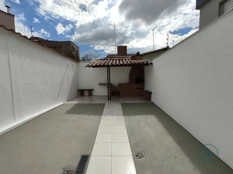 Casa com 2 quartos — Santa Amélia, Belo Horizonte