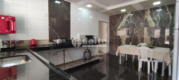 Casa com 3 Quartos à venda, 220m² no Laranjeiras, Uberlândia
