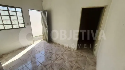 Casa com 2 Quartos para alugar, 40m² no Santa Rosa, Uberlândia