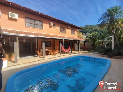 Casa com 5 Quartos para venda ou aluguel, 300m² no Cabeçudas, Itajaí