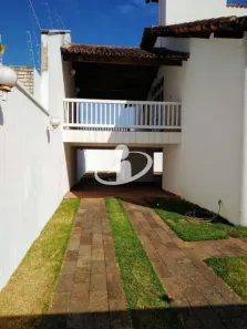 Casa com 3 Quartos para alugar, 400m² no Fundinho, Uberlândia