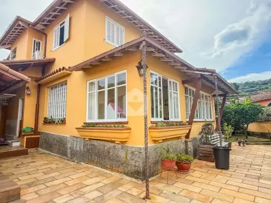 Casa com 3 Quartos à venda, 297m² no Valparaíso, Petrópolis