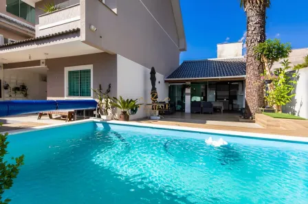 Casa de Condomínio com 4 Quartos para alugar, 187m² no Uberaba, Curitiba
