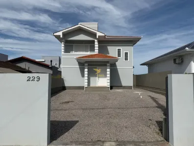 Casa com 2 Quartos para alugar, 150m² no Centro, Palhoça