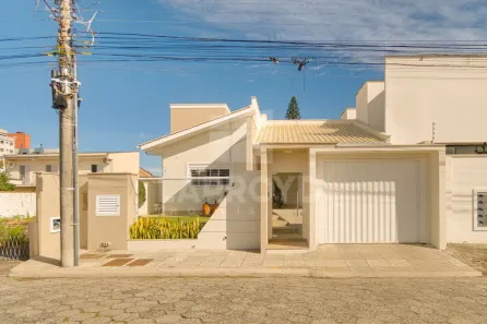 Casa com 3 Quartos à venda, 191m² no Oficinas, Tubarão