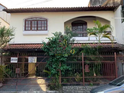 Sobrado com 3 Quartos à venda, 178m² no Centro, São Gonçalo