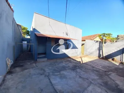 Casa com 3 Quartos para alugar, 90m² no Taiaman, Uberlândia