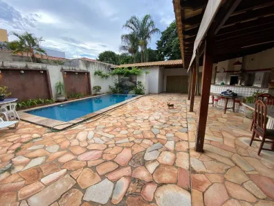Casa com 3 Quartos à venda, 240m² no Jardim Karaíba, Uberlândia