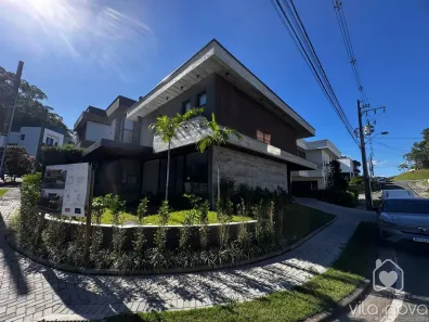 Casa com 3 Quartos à venda, 234m² no Vila Nova, Joinville
