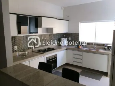 Casa com 3 Quartos para alugar, 200m² no Jardim Inconfidência, Uberlândia