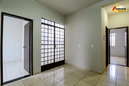 Casa com 2 Quartos para alugar, 48m² no Interlagos, Divinópolis