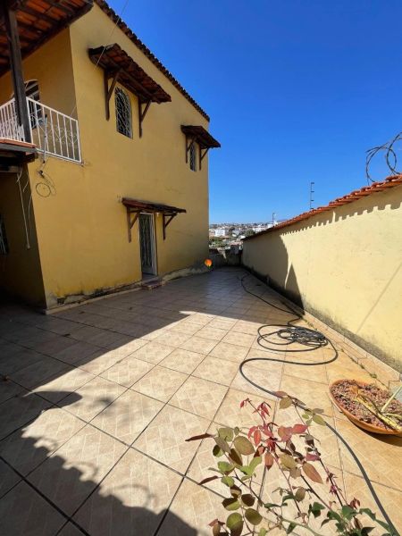 Casa com 4 quartos — Planalto, Belo Horizonte