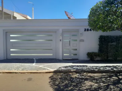 Casa com 3 Quartos para alugar, 216m² no Centro, Sertãozinho