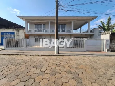 Casa com 8 Quartos para alugar, 325m² no Ipiranga, São José