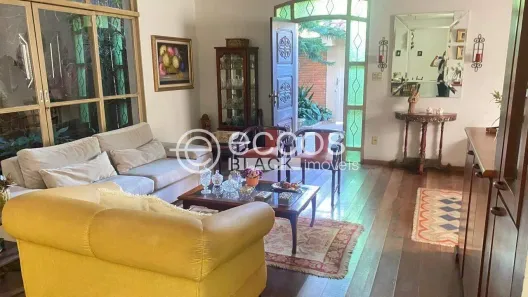 Casa com 3 Quartos à venda, 360m² no Jardim Karaíba, Uberlândia
