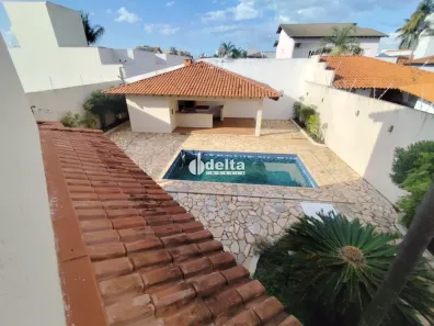 Casa com 3 Quartos para alugar, 300m² no Jardim Karaíba, Uberlândia