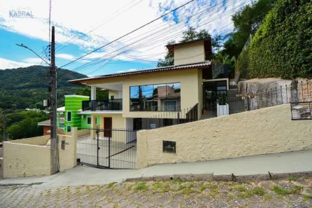 Casa com 5 Quartos para alugar, 330m² no Itacorubi, Florianópolis