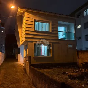 Casa com 2 Quartos para alugar, 100m² no Coqueiros, Florianópolis