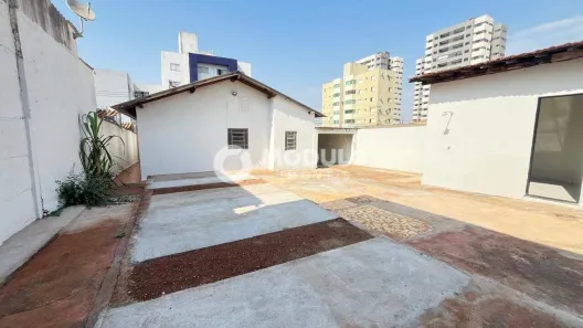 Casa com 3 Quartos para alugar, 138m² no Osvaldo Rezende, Uberlândia