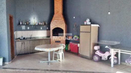 Casa com 3 Quartos para alugar, 230m² no Cidade Jardim, Uberlândia