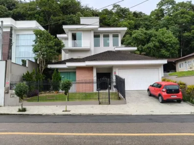 Casa com 5 Quartos para alugar, 281m² no São Marcos, Joinville