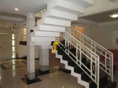 Sobrado com 4 Quartos para alugar, 300m² no Santa Mônica, Uberlândia