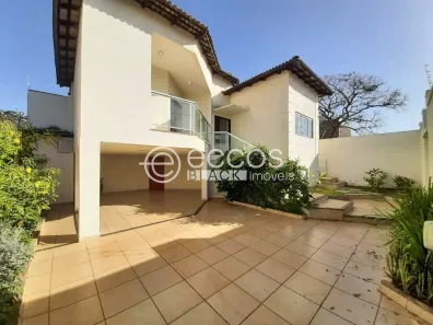 Casa com 3 Quartos para alugar, 272m² no Jardim Inconfidência, Uberlândia
