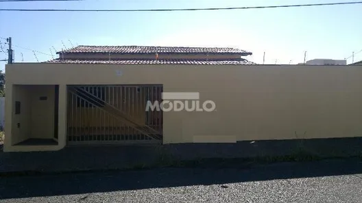 Casa com 3 Quartos para alugar, 160m² no Santa Mônica, Uberlândia