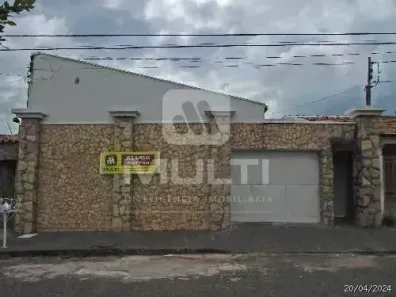 Casa com 3 Quartos para alugar, 250m² no Brasil, Uberlândia