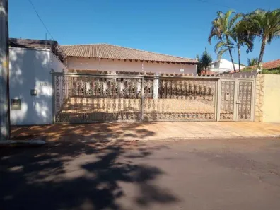 Casa com 3 Quartos para alugar, 555m² no Vila Harmonia, Araraquara