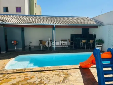 Casa com 3 Quartos à venda, 235m² no Alto Umuarama, Uberlândia
