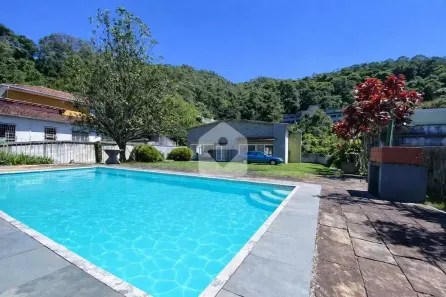 Casa com 3 Quartos à venda, 168m² no Valparaíso, Petrópolis