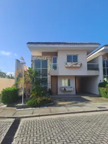 Sobrado com 3 Quartos para alugar, 180m² no Precabura, Eusébio