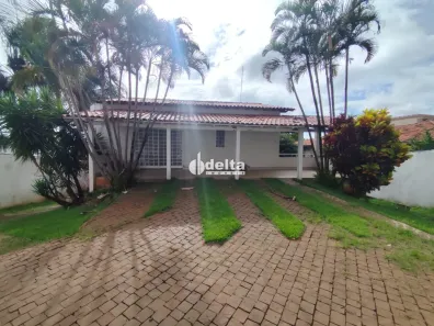Casa com 3 Quartos para alugar, 320m² no Cidade Jardim, Uberlândia