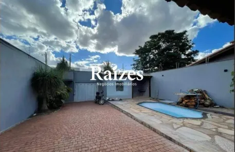 Casa com 3 Quartos para alugar, 260m² no Jardim Karaíba, Uberlândia