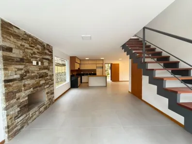 Casa de Condomínio com 3 Quartos para alugar, 150m² no Carangola, Petrópolis