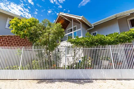 Sobrado com 2 Quartos à venda, 141m² no Uberaba, Curitiba