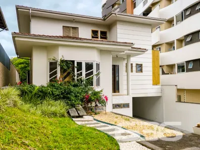 Sobrado com 3 Quartos à venda, 209m² no Anita Garibaldi, Joinville