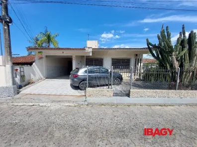 Casa com 3 Quartos para alugar, 155m² no Aririú, Palhoça