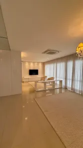 Apartamento com 3 Quartos para alugar, 179m² no Zona 08, Maringá