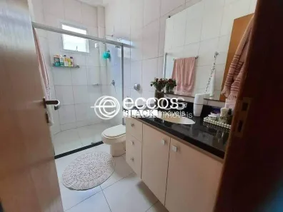 Casa com 4 Quartos à venda, 270m² no Jardim Karaíba, Uberlândia