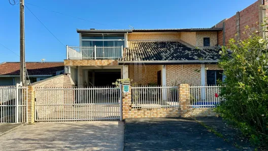Sobrado com 3 Quartos à venda, 251m² no Brejatuba, Guaratuba